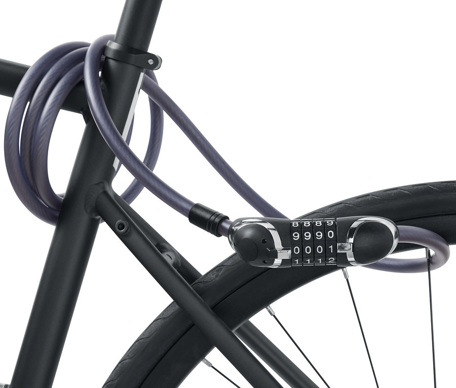Czarna rama roweru zabezpieczona bardzo długim uniwersalnym zapięciem ze stali.
