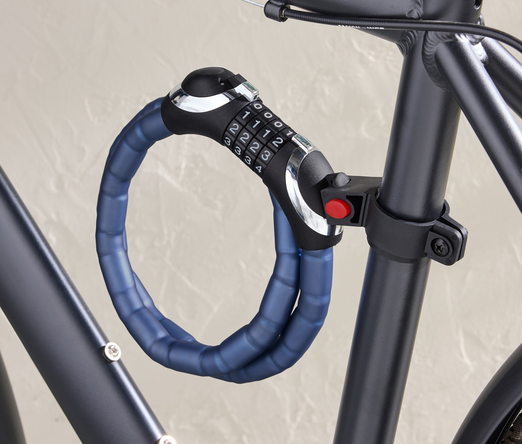 Pancerne zapięcie z oświetleniem LED przymocowane do ramy roweru.