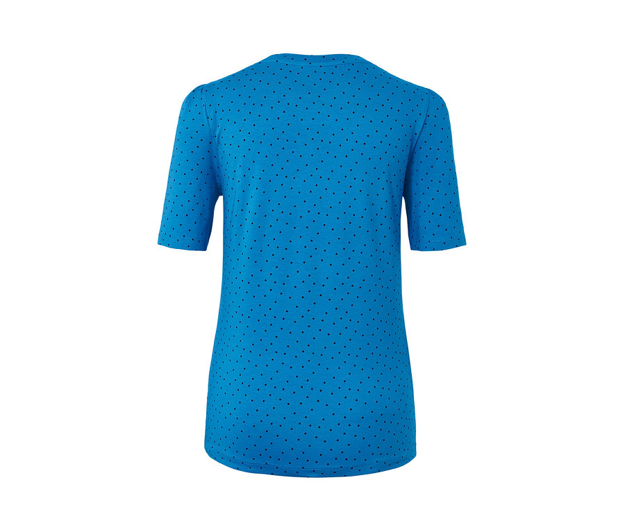 Niebieski T-shirt z krótkim rękawem i wzorem w kropki.