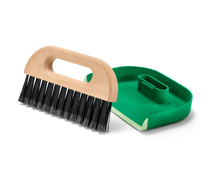 Zmiotka i szufelka na białym tle.