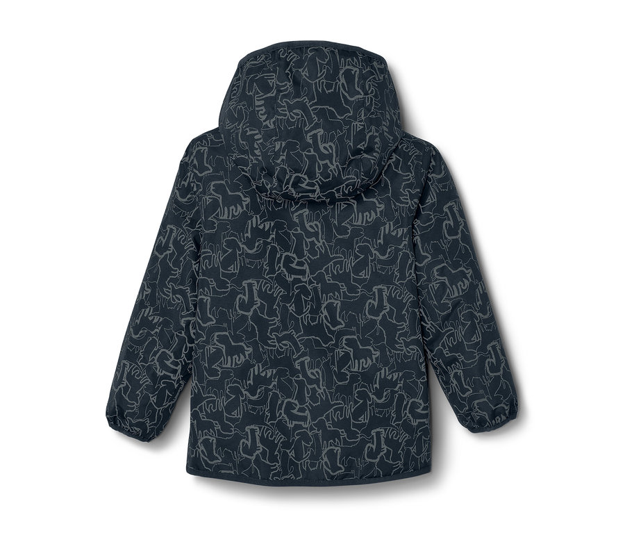 Widok z tyłu dziecięcej termoaktywnej kurtki przeciwdeszczowej z elementami odblaskowymi, kapturem i wzorem w zwierzęta.