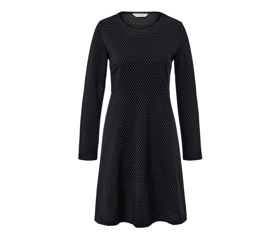 Czarna, błyszcząca sukienka żakardowa.