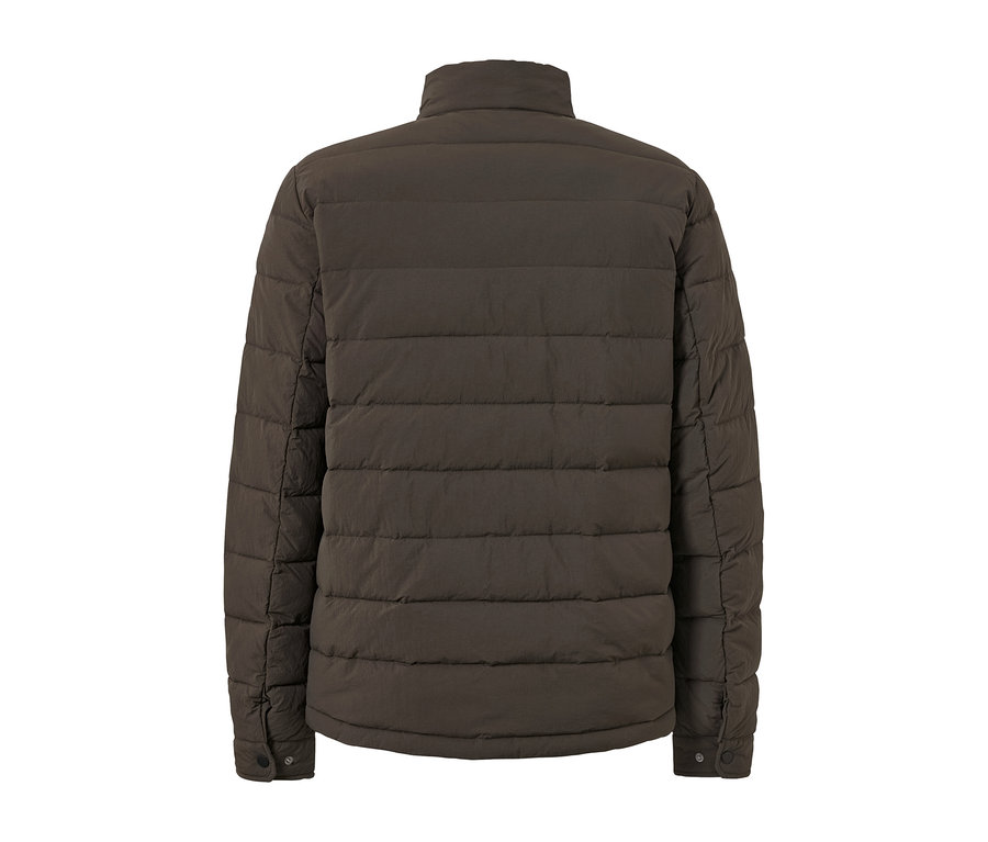 Widok z tyłu kurtki pikowanej.