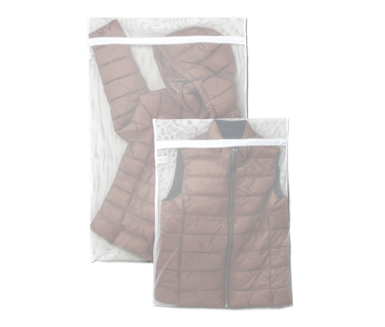 Dwie bardzo duże siatki do prania z brązową kurtką puchową i kamizelką.