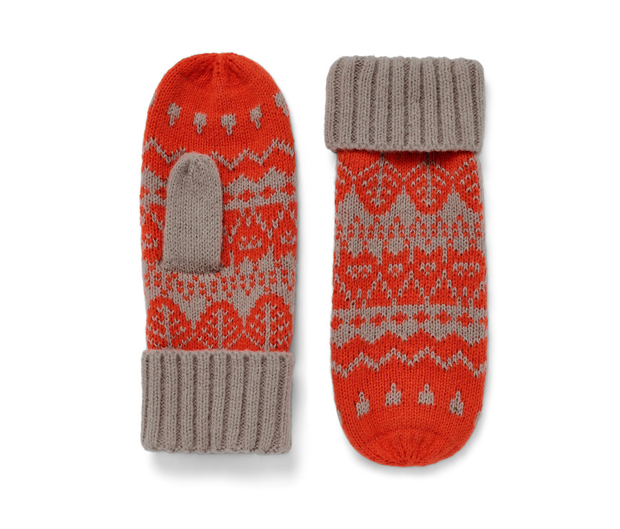 Dwie dzianinowe rękawiczki z jednym palcem w kolorze pomarańczowym i szarym, z norweskim wzorem.