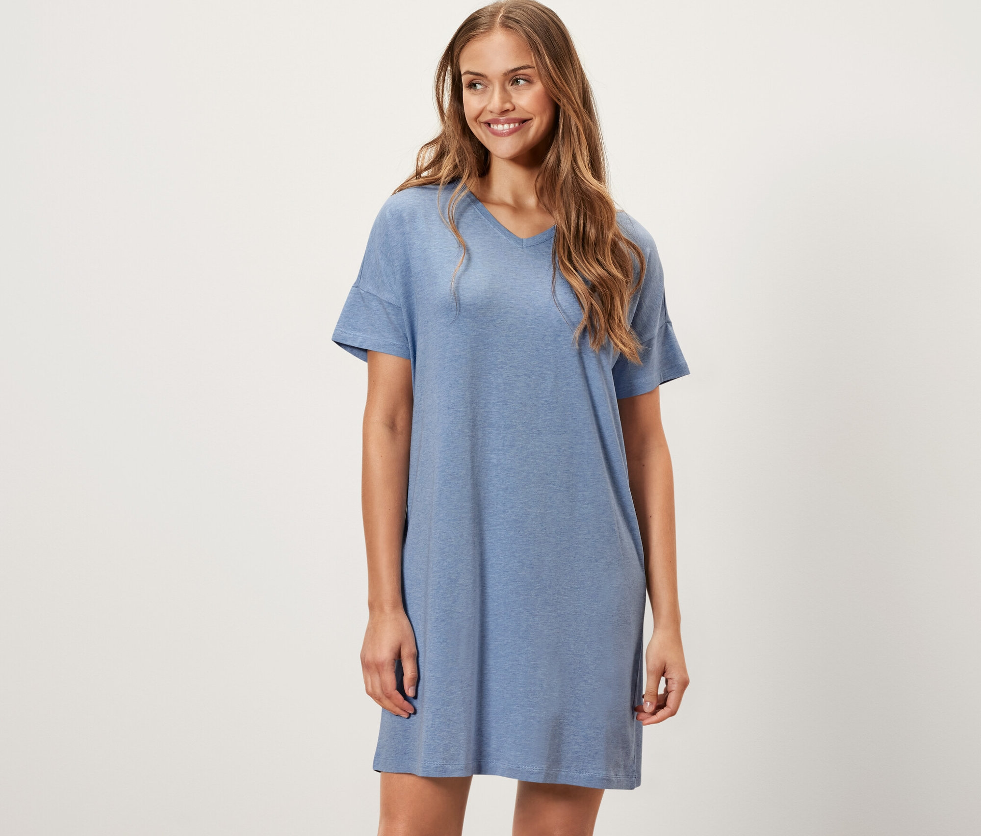 Kobieta ma na sobie koszulę nocną.