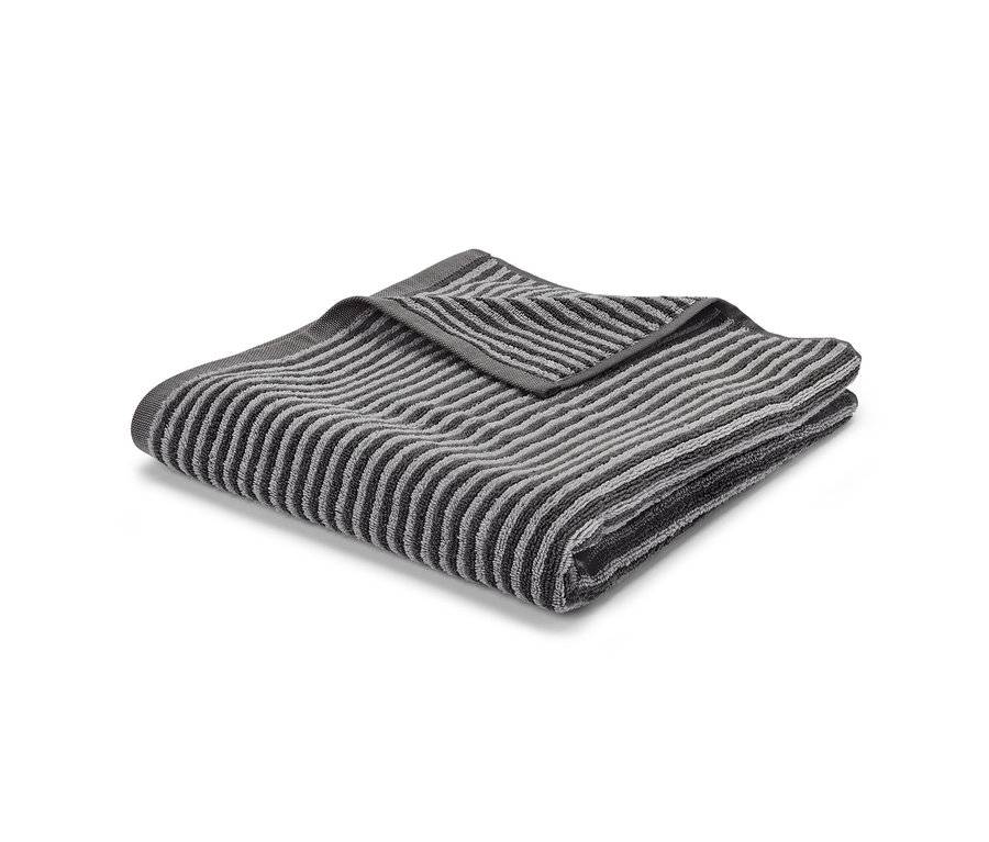 Złożony, wysokiej jakości szary ręcznik kąpielowy.