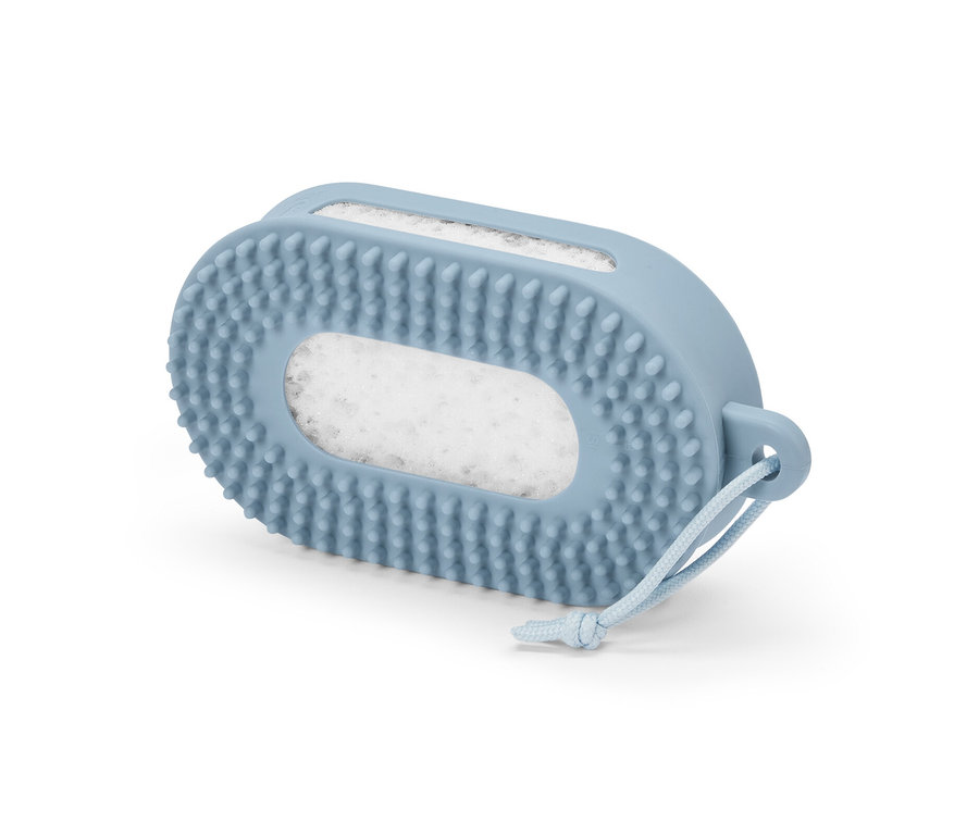 Niebieska gąbka pod prysznic.