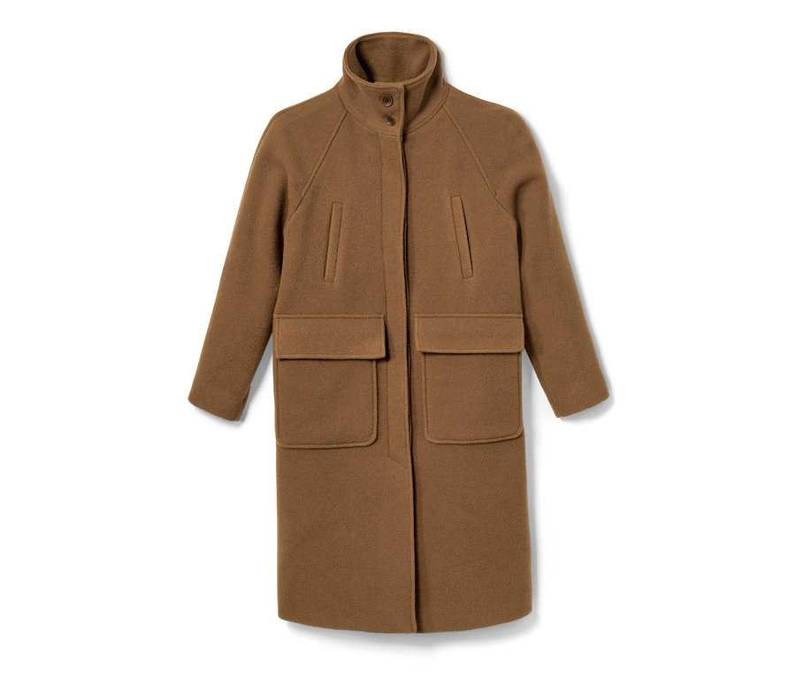 Płaszcz NAH/STUDIO z wełny z recyklingu w kolorze karmelowym na białym tle.