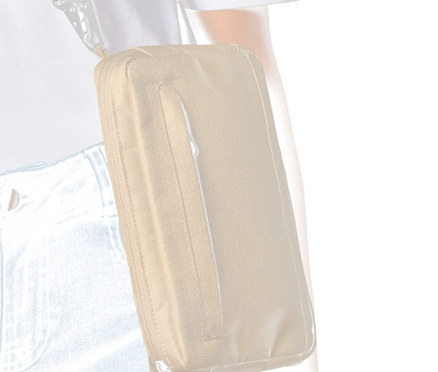 Kobieta z torbą na ramię z zabezpieczonym paskiem.