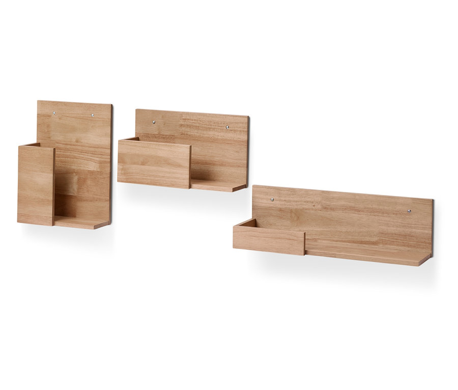 Trzy drewniane półki ścienne na białym tle.