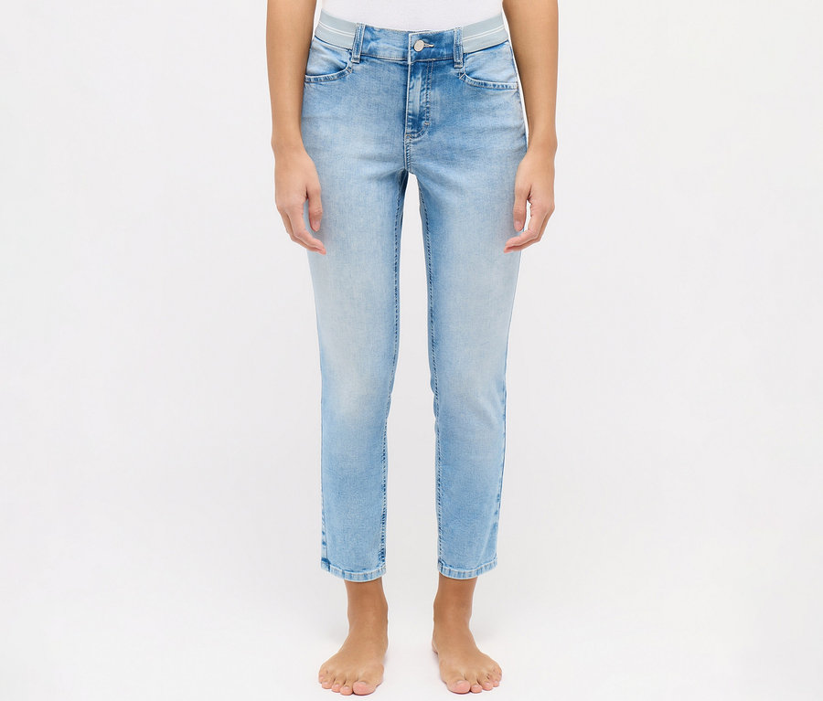 Osoba nosi dżinsy Angels „Ornella Sporty” Slim Fit 7/8 w kolorze niebieskim.