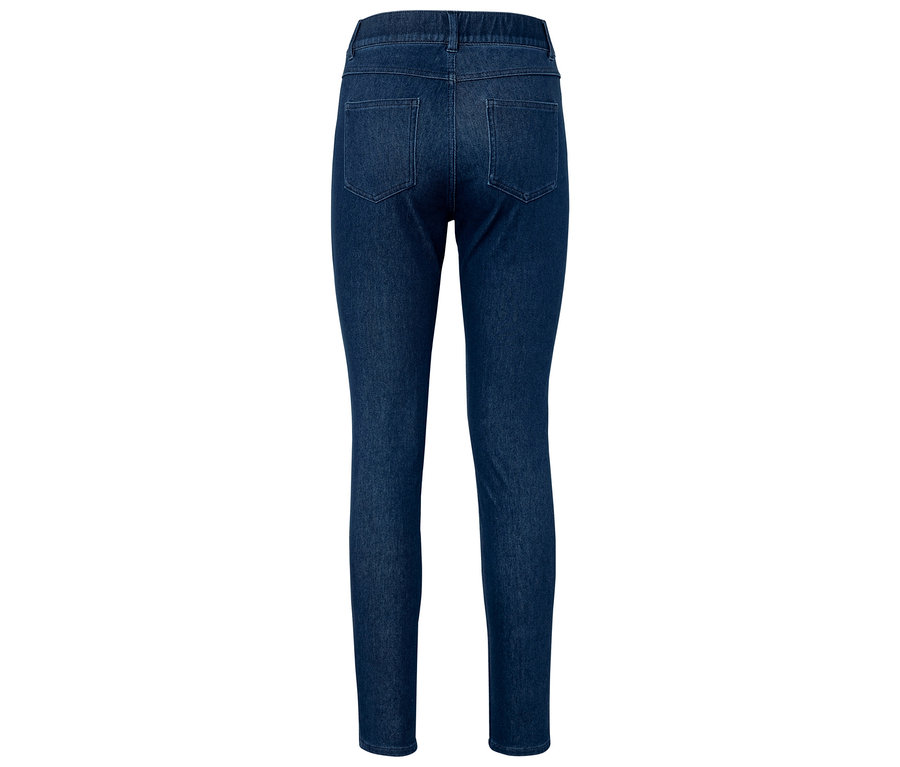 Widok z tyłu ciemnoniebieskich dżinsów typu skinny.