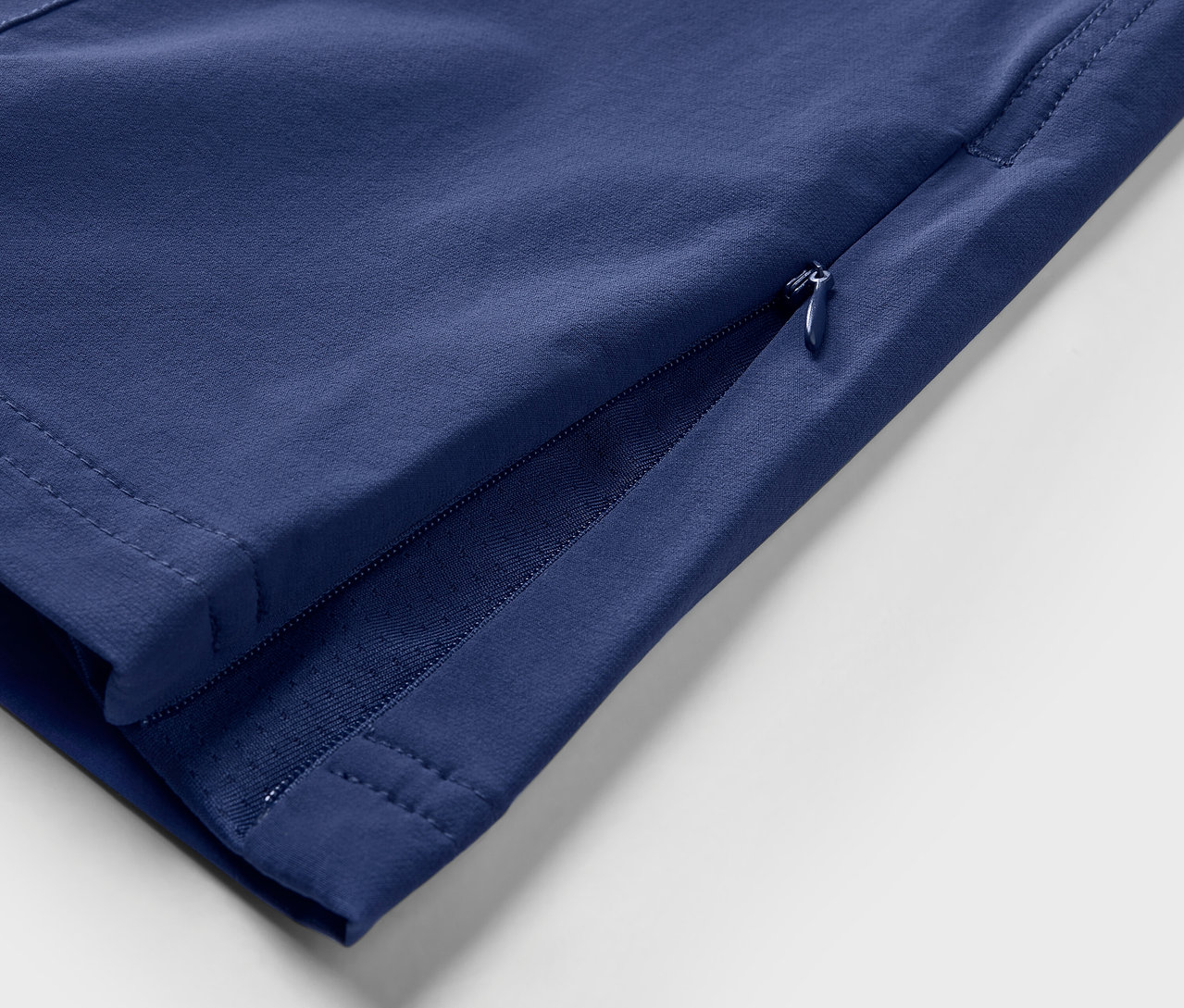 Szczegół softshellowych spodni outdoorowych.