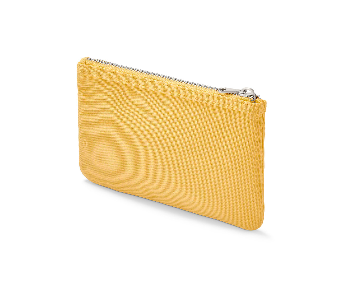 Żółta kosmetyczka z saszetką i srebrnym zamkiem błyskawicznym.