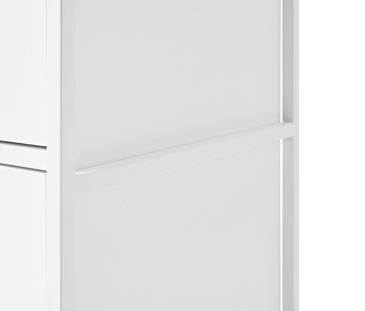 Szczegół białej komody »KLAAR« z 4 szufladami.