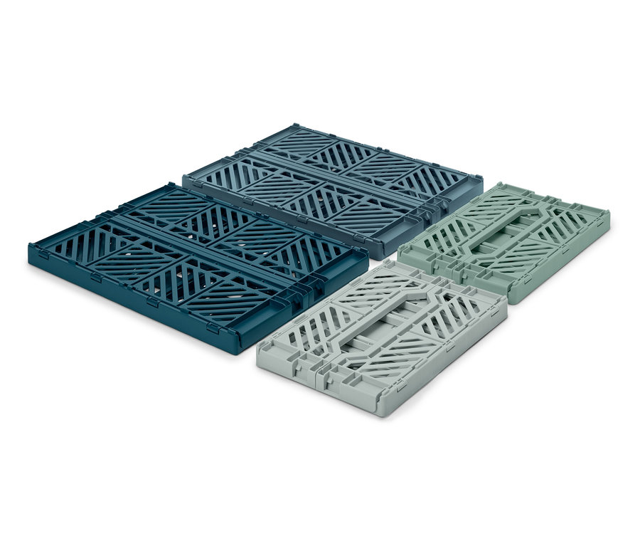 Cztery składane skrzynki transportowe, dwie niebieskie i dwie szare, na białym tle.