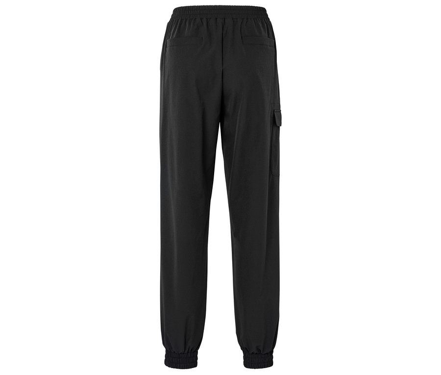 Czarne spodnie dresowe ze ściągaczem w pasie i jedną kieszenią cargo, widok z tyłu.