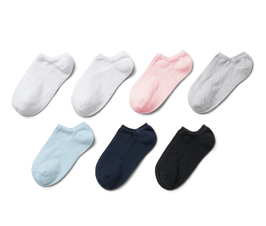 Siedem par skarpet stopek w różnych kolorach na białym tle.