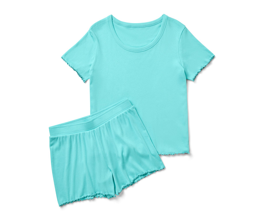 Turkusowa piżama z trykotu leży na białym tle.