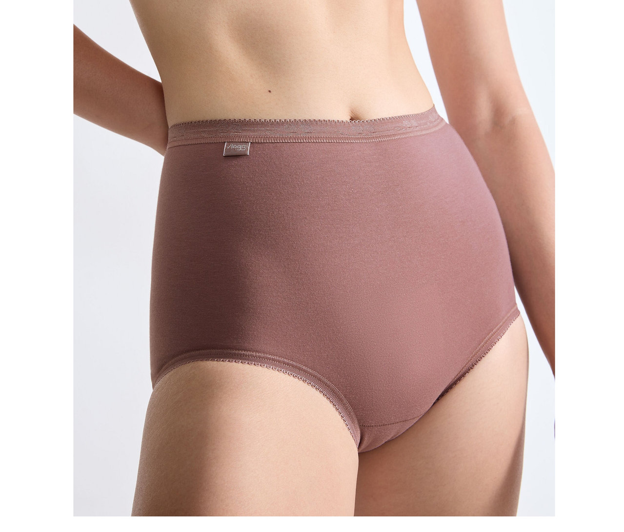 Osoba nosi wysokie figi sloggi Basic+ Maxi C3P w kolorze kakao, z prążkowanym pasem.