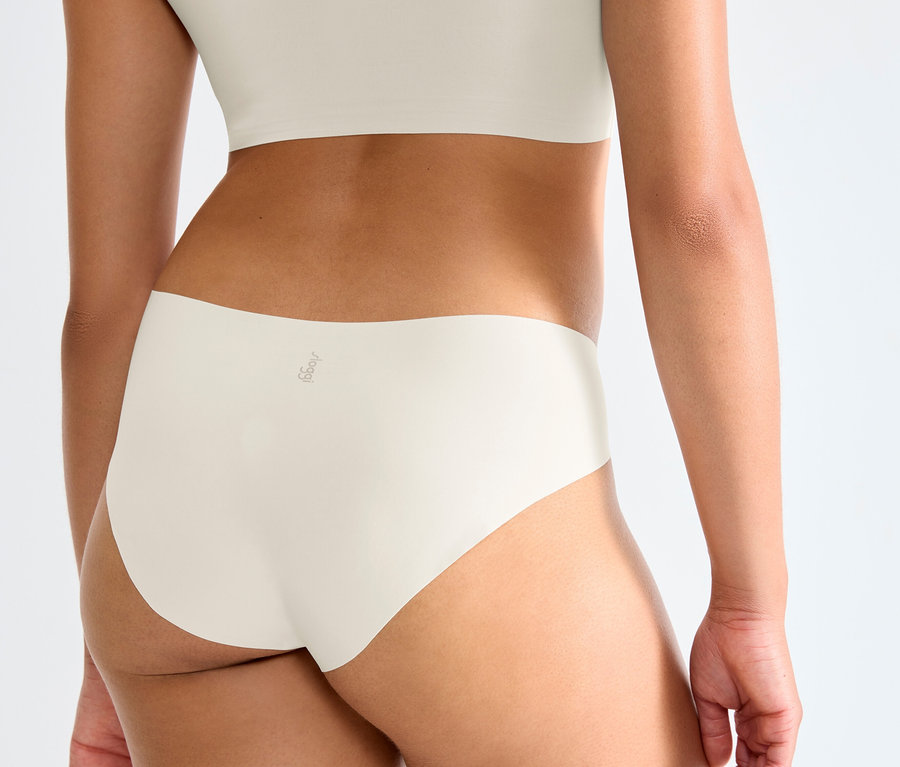 Zbliżenie od tyłu kobiety noszącej figi typu high-leg sloggi ZERO Feel 2.0, jedwabista biel.