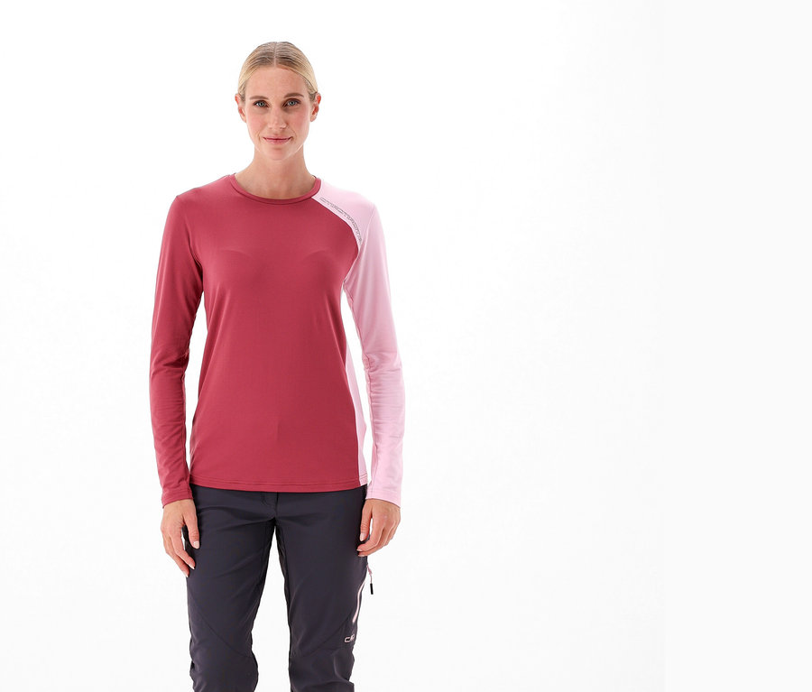 Kobieta ma na sobie koszulkę z długim rękawem CMP w kolorze jagodowym.