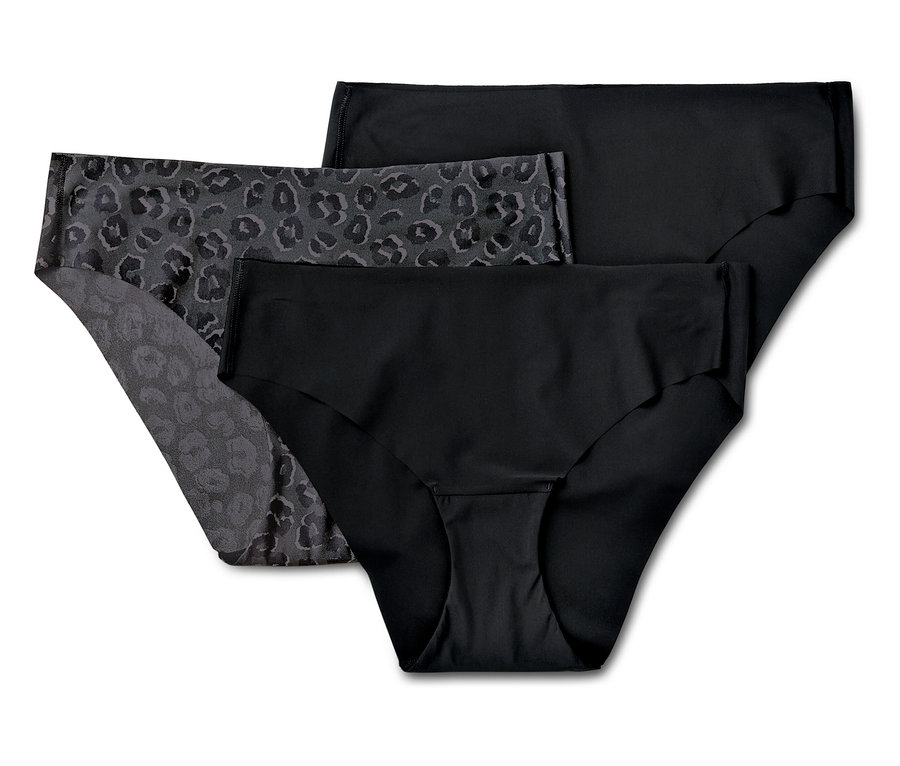 Trzy pary damskich majtek. Dwie czarne, jedne w zwierzęcy wzór.