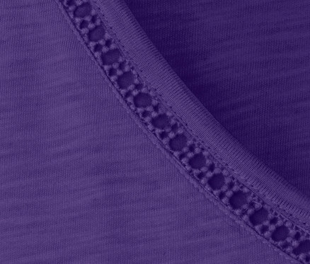 Zbliżenie na liliową bluzkę z mieszanki modalu z ozdobnym wykończeniem.