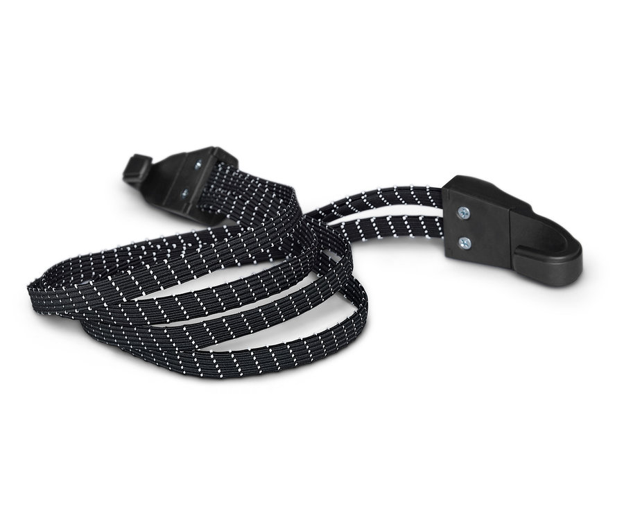 Czarny pas z białymi kropkami i czarnymi plastikowymi klamrami na białym tle.