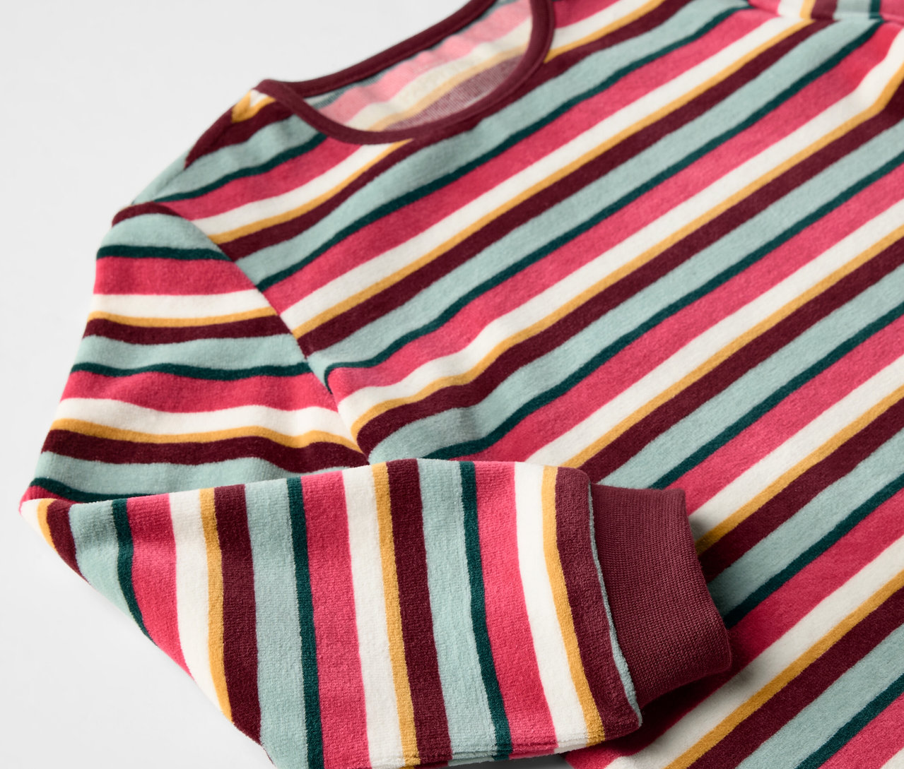 Szczegółowy widok czerwono-pasiastą piżamę Nicki dla dzieci.