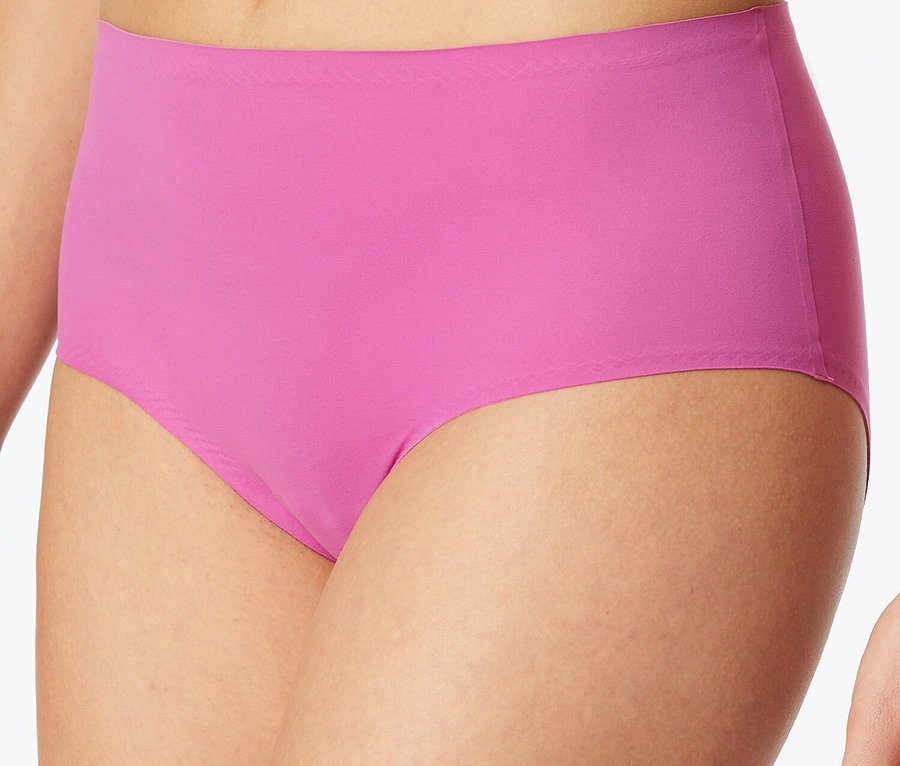 Zbliżenie kobiety w różowej bieliźnie.