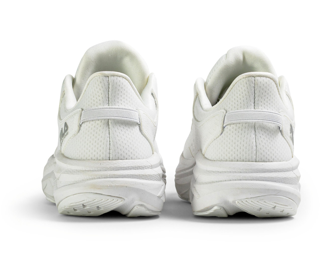 Widok z tyłu dwóch białych damskich butów sportowych FILA Retron.