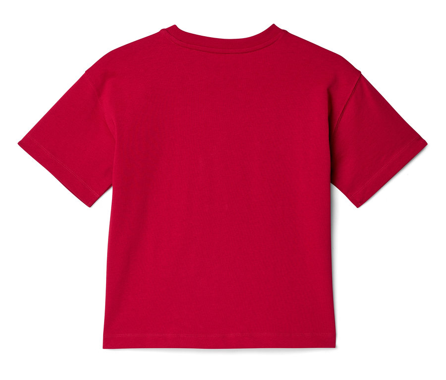Widok z tyłu czerwonego T-shirtu z krótkim rękawem.