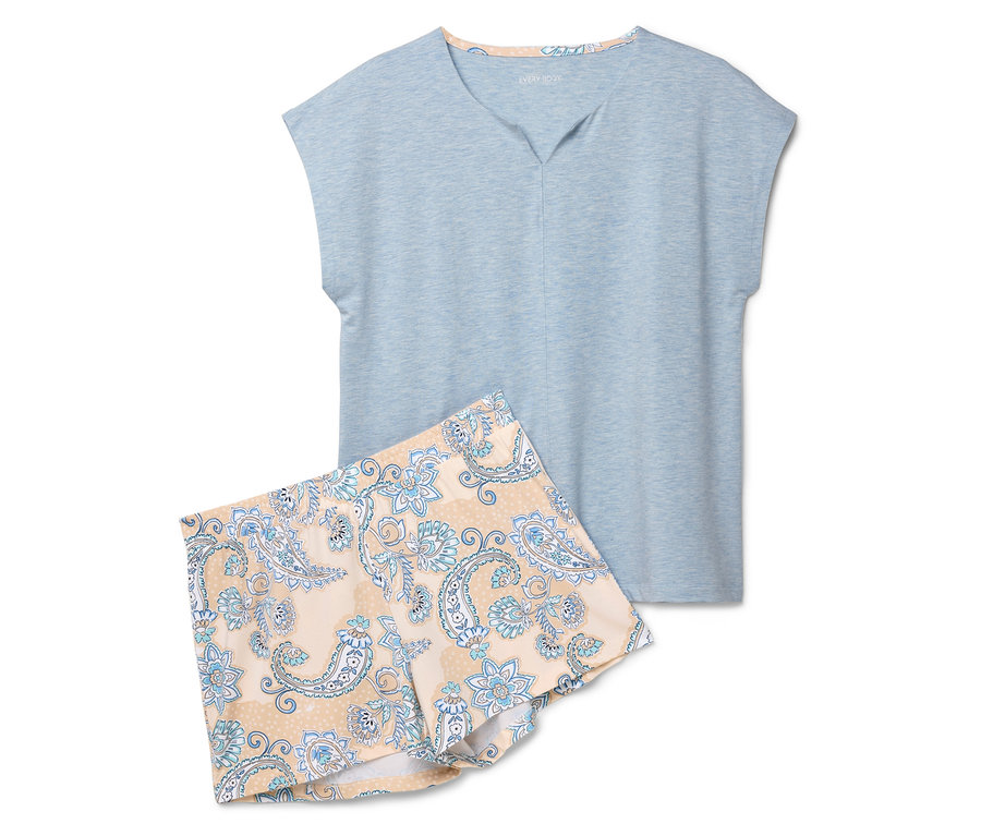 Jasnoniebieska piżama i szorty z wzorem łap leżą na białym tle.