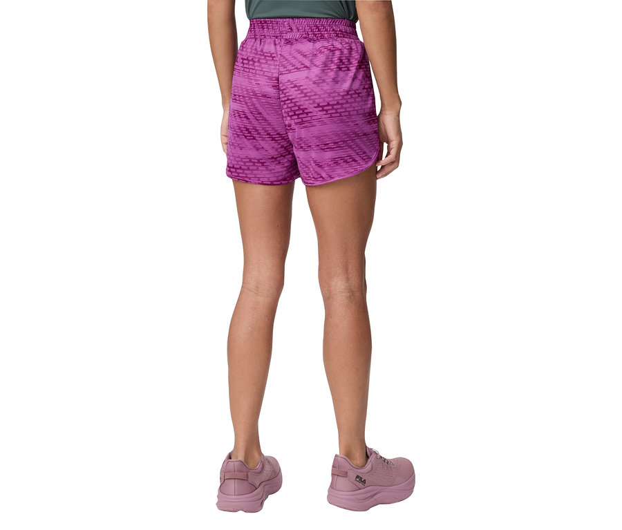 Zbliżenie na tył kobiety w fioletowych szortach i pasujących butach sportowych.