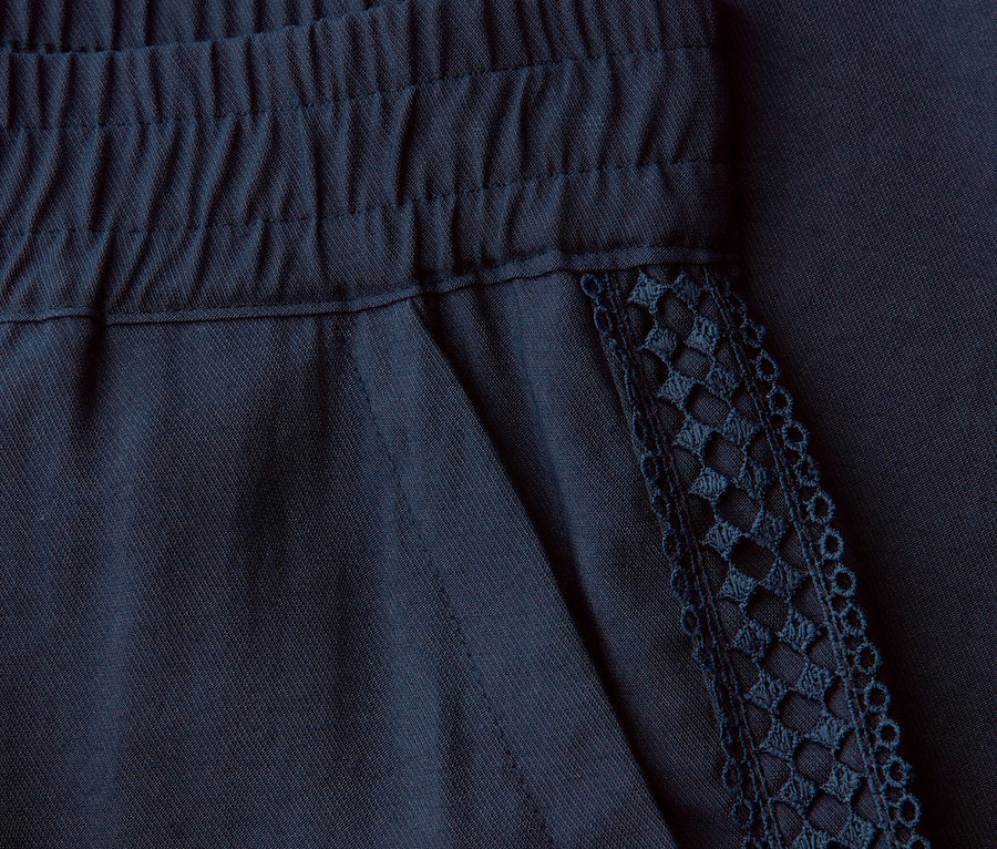 Szczegółowy widok spodni Street One „Emee” z elastycznym pasem i koronkowym detalem na kieszeni.