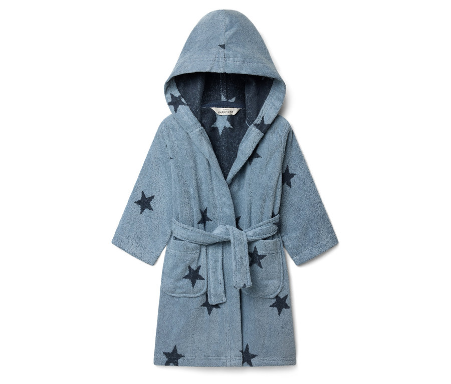 Niebieski szlafrok z kapturem i wzorem w gwiazdy leży na białym tle.