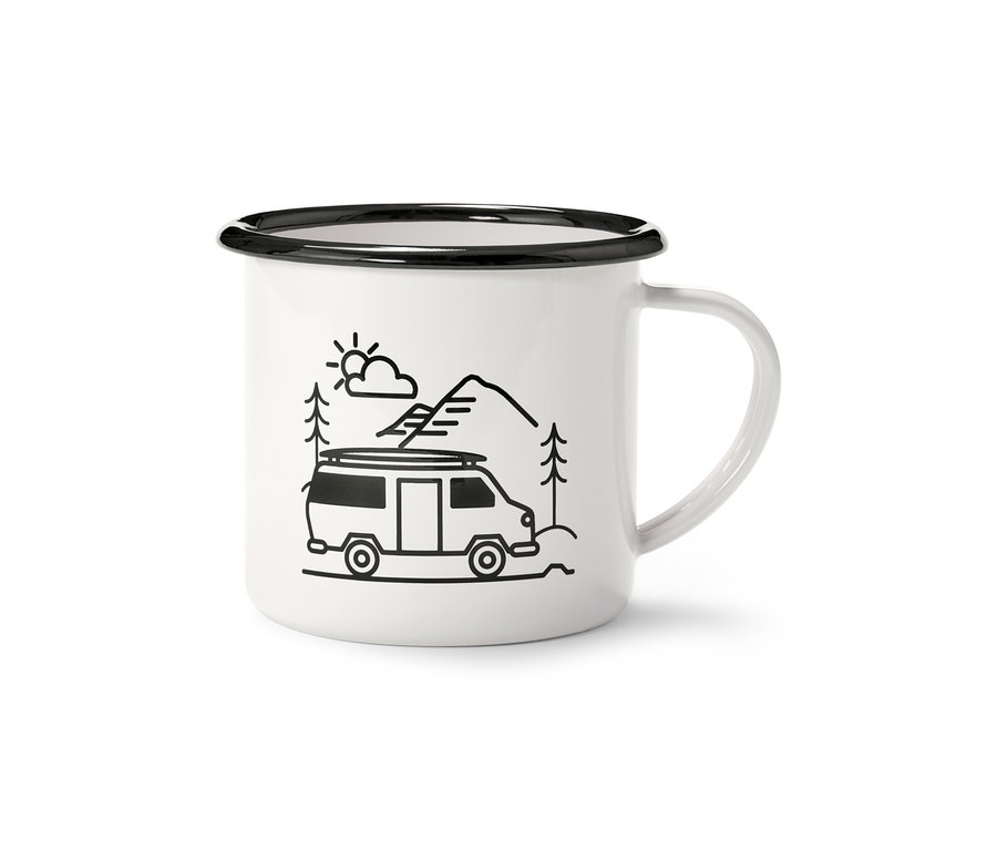 Biały emaliowany kubek do kawy Camping z czarnym brzegiem i uchem, z czarną ilustracją kampera przed górami i drzewami.