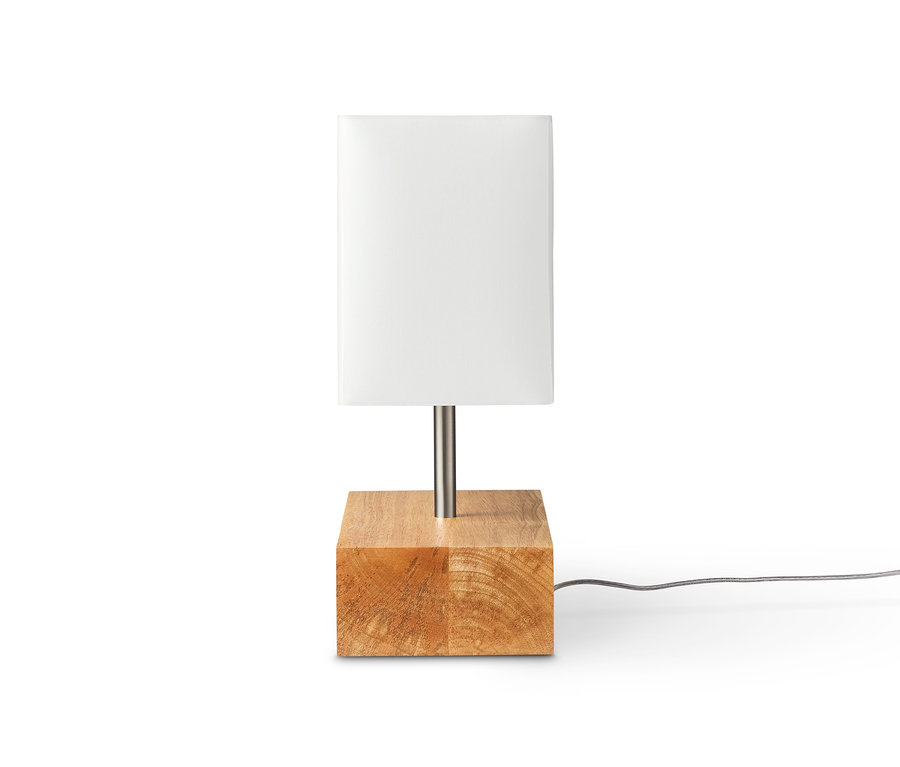Lampa stołowa z drewnianą podstawą i białym abażurem.