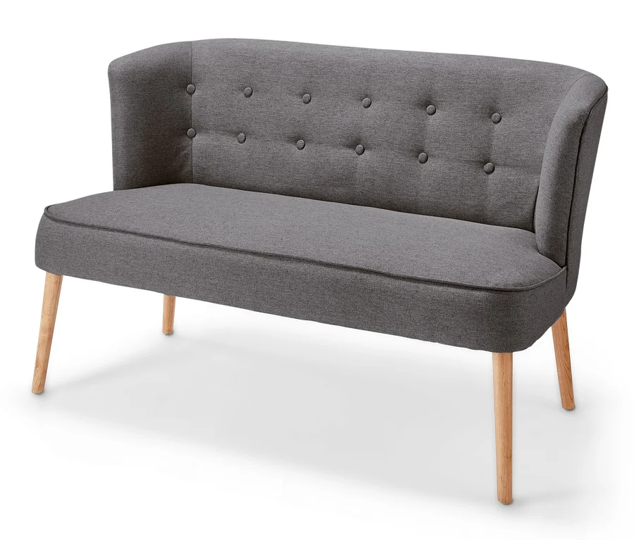 Sofa na drewnianych nóżkach, z pikowanym obiciem.
