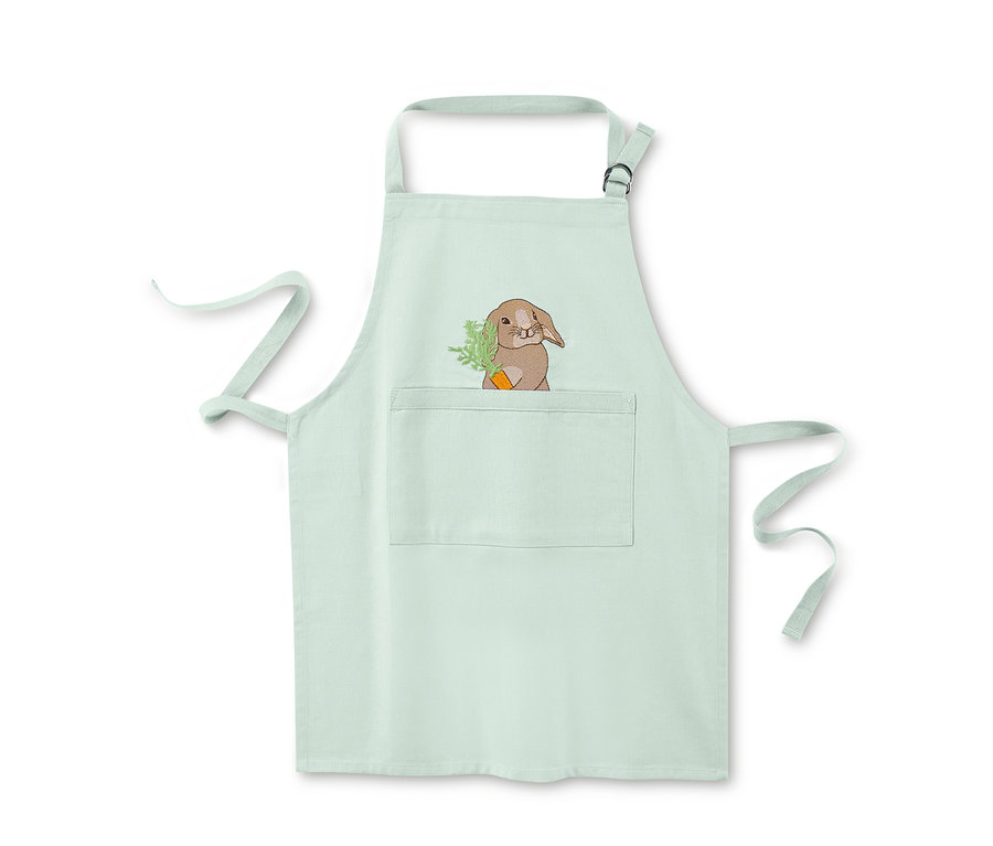 Bawełniany fartuszek dla dzieci z haftem przedstawiającym króliczka trzymającego marchewkę.