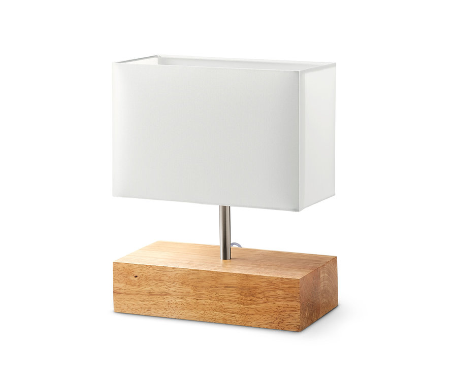 Lampa stołowa z drewnianą podstawą i białym, prostokątnym abażurem.