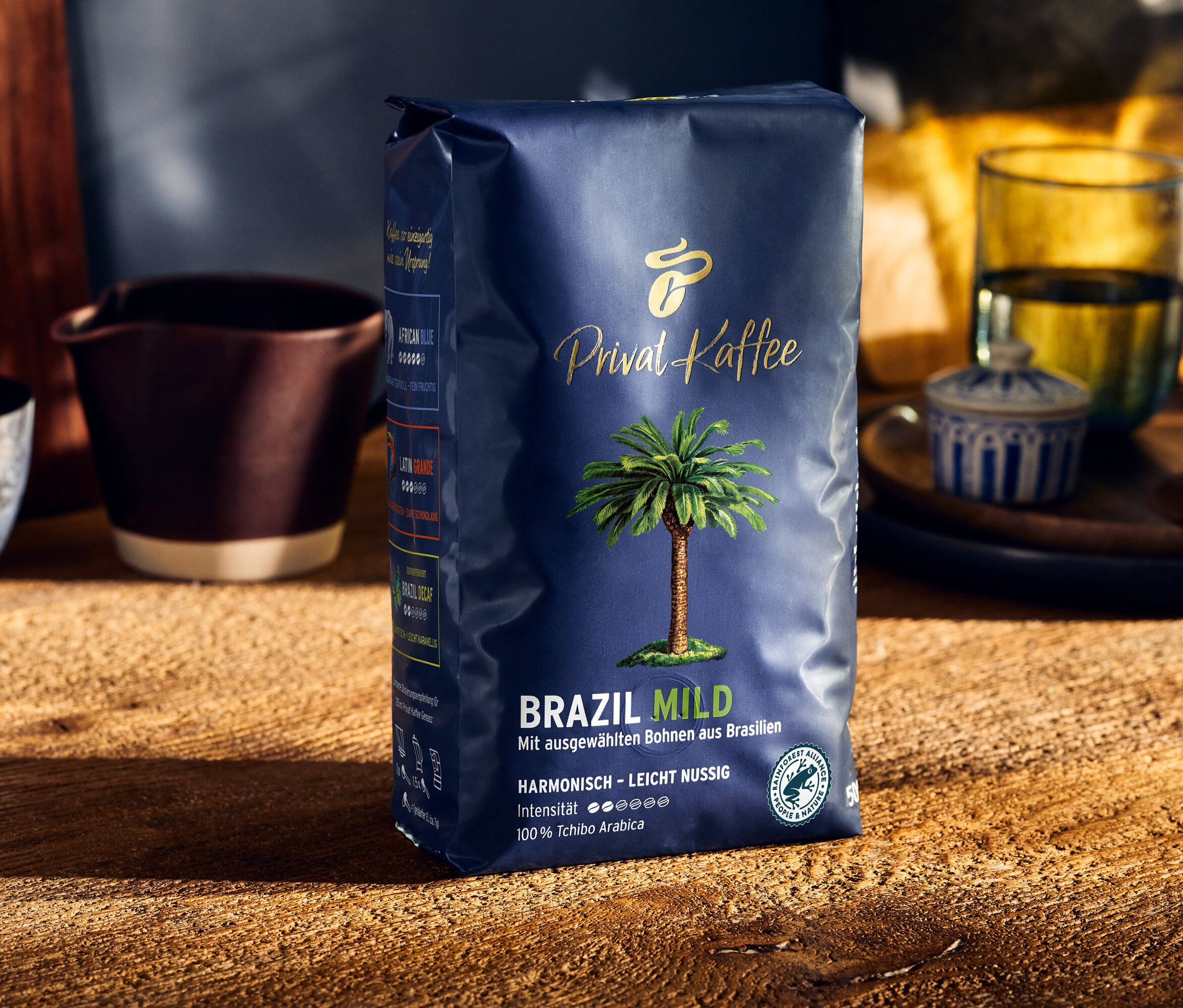 Opakowanie kawy ziarnistej Privat Kaffee Brazil Mild na drewnianym stole.