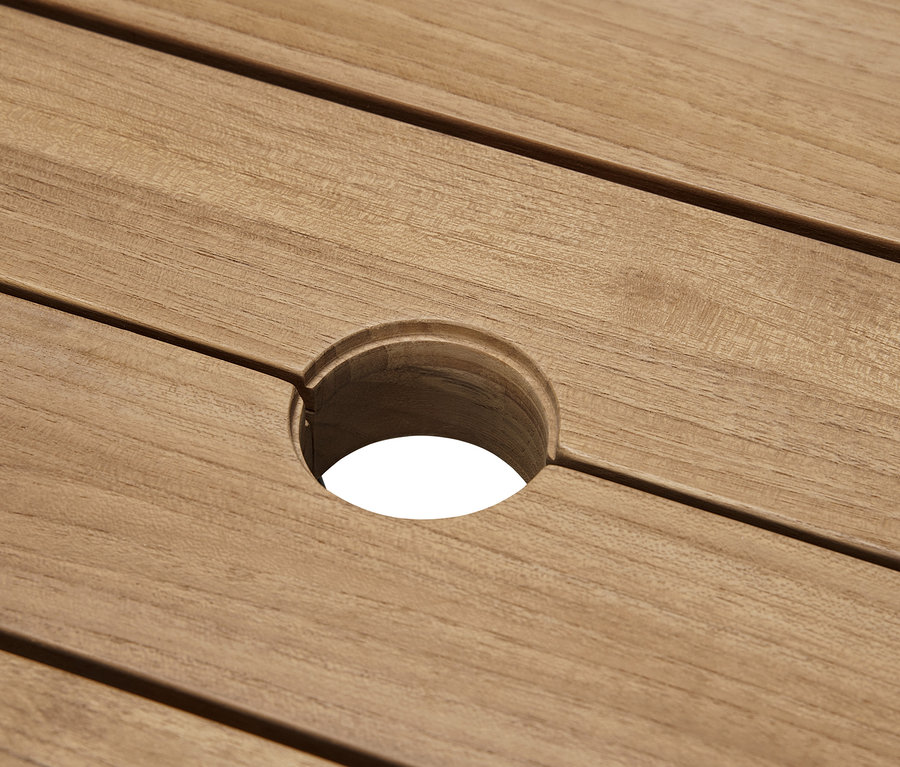 Zbliżenie na stół ogrodowy Premium z drewna tekowego z otworem pośrodku.