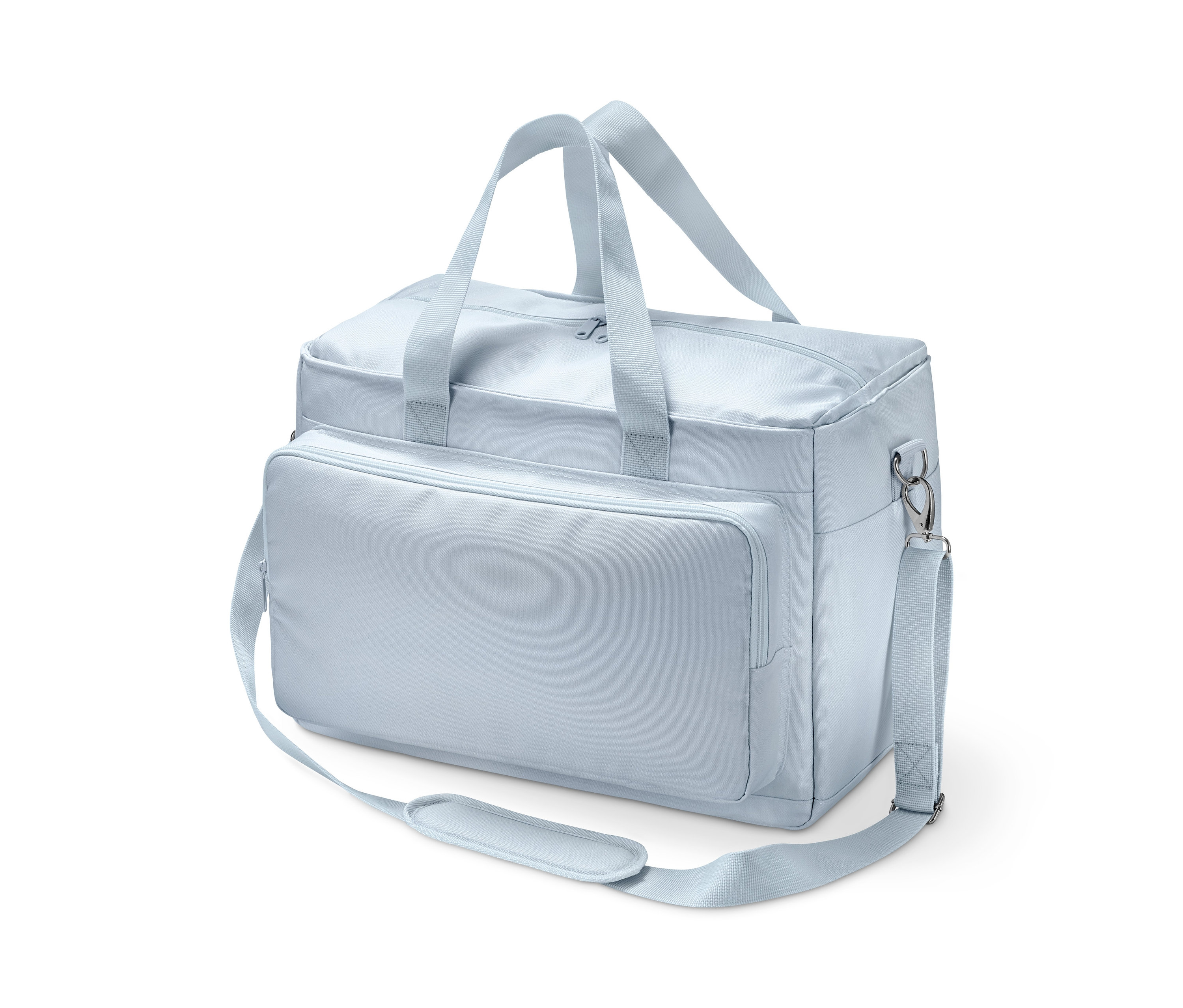 Jasnoniebieska torba weekendowa na białym tle.