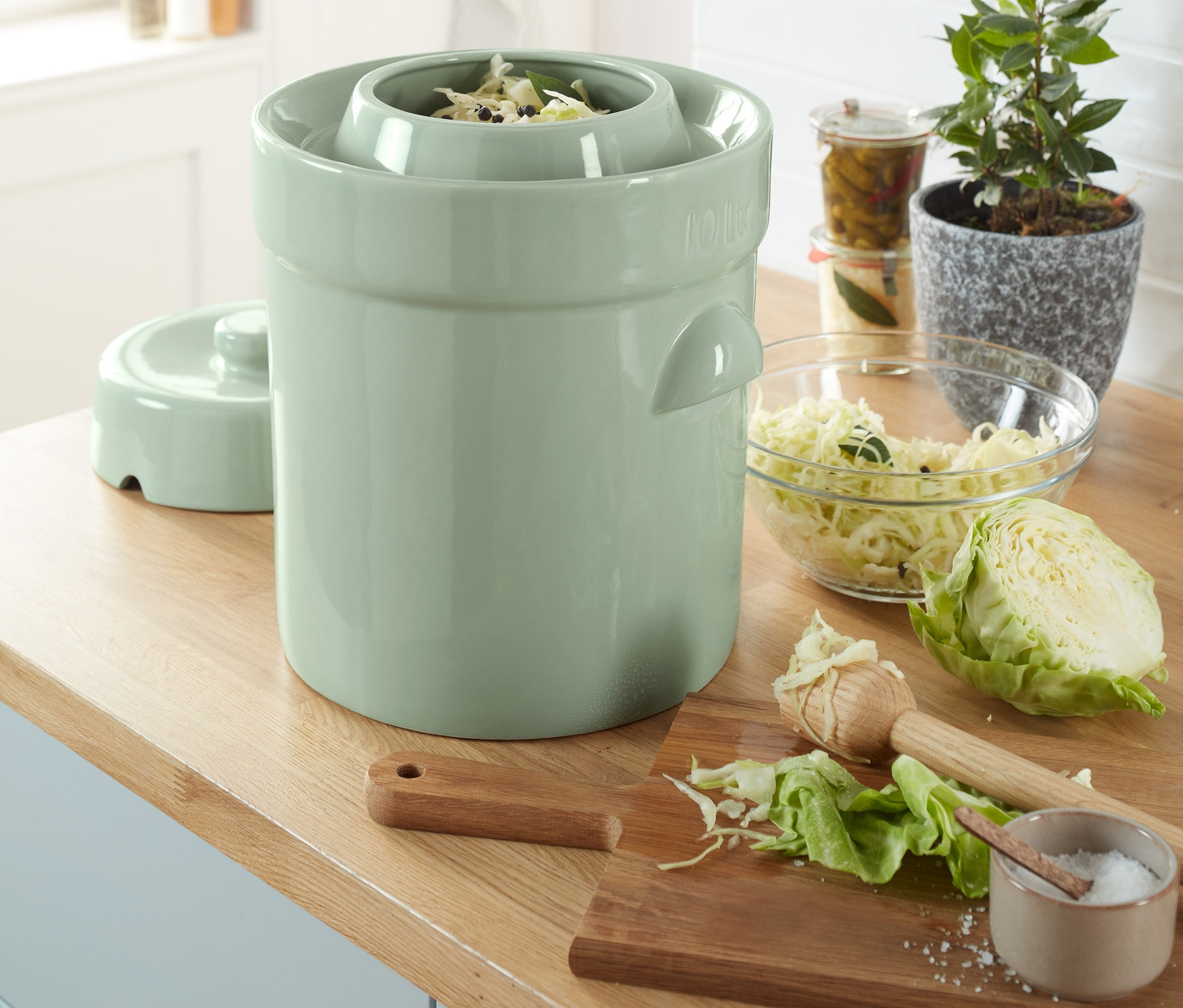 Kapusta kiszona przygotowywana jest w garnku z kamionki MS.