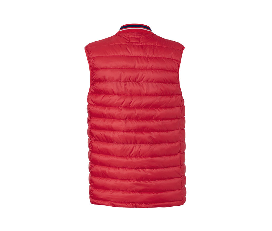 Szczegółowy widok z tyłu czerwonej kamizelki pikowanej.