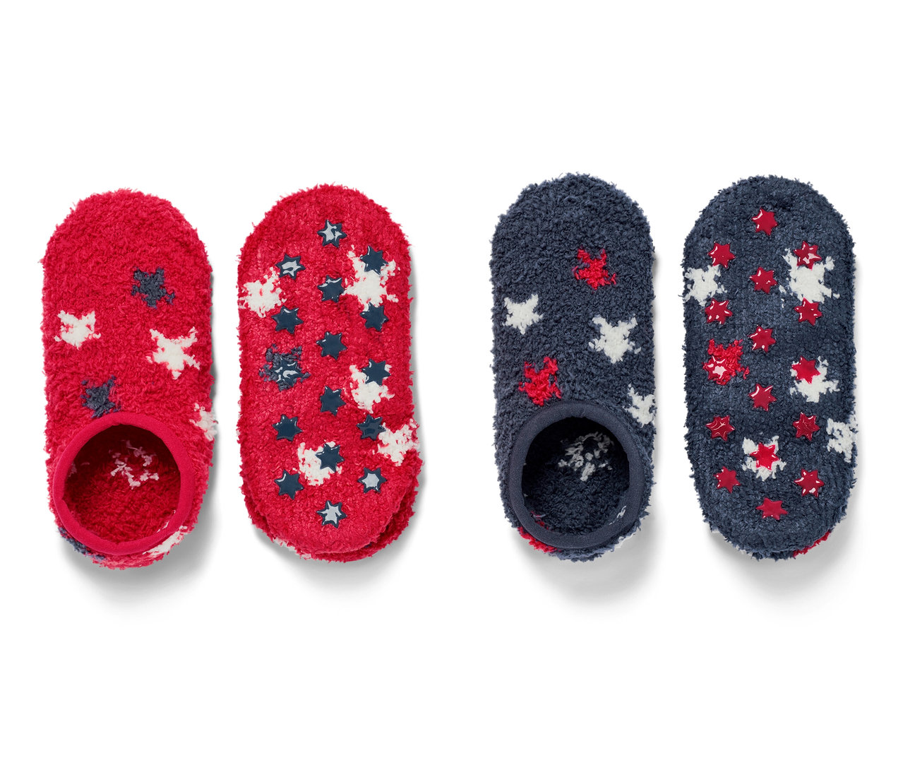 Dwie pary skarpetokapci dziecięcych w gwiazdy, jedna para czerwona, druga niebieska.