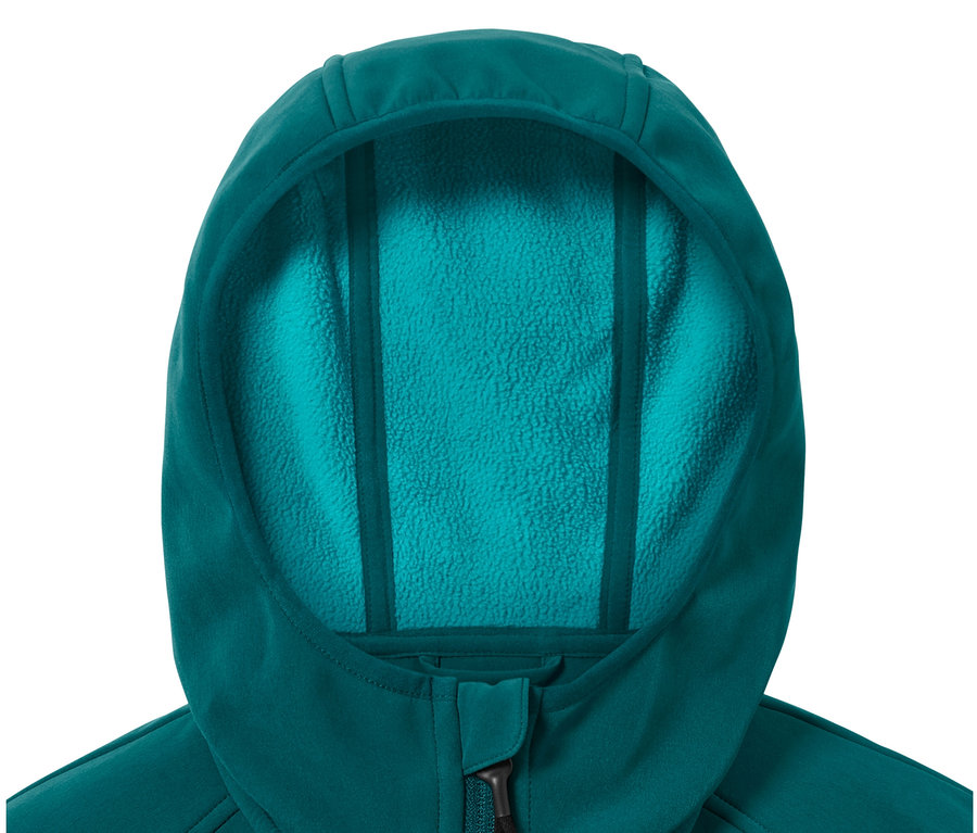 Zbliżenie na kaptur kurtki softshell.